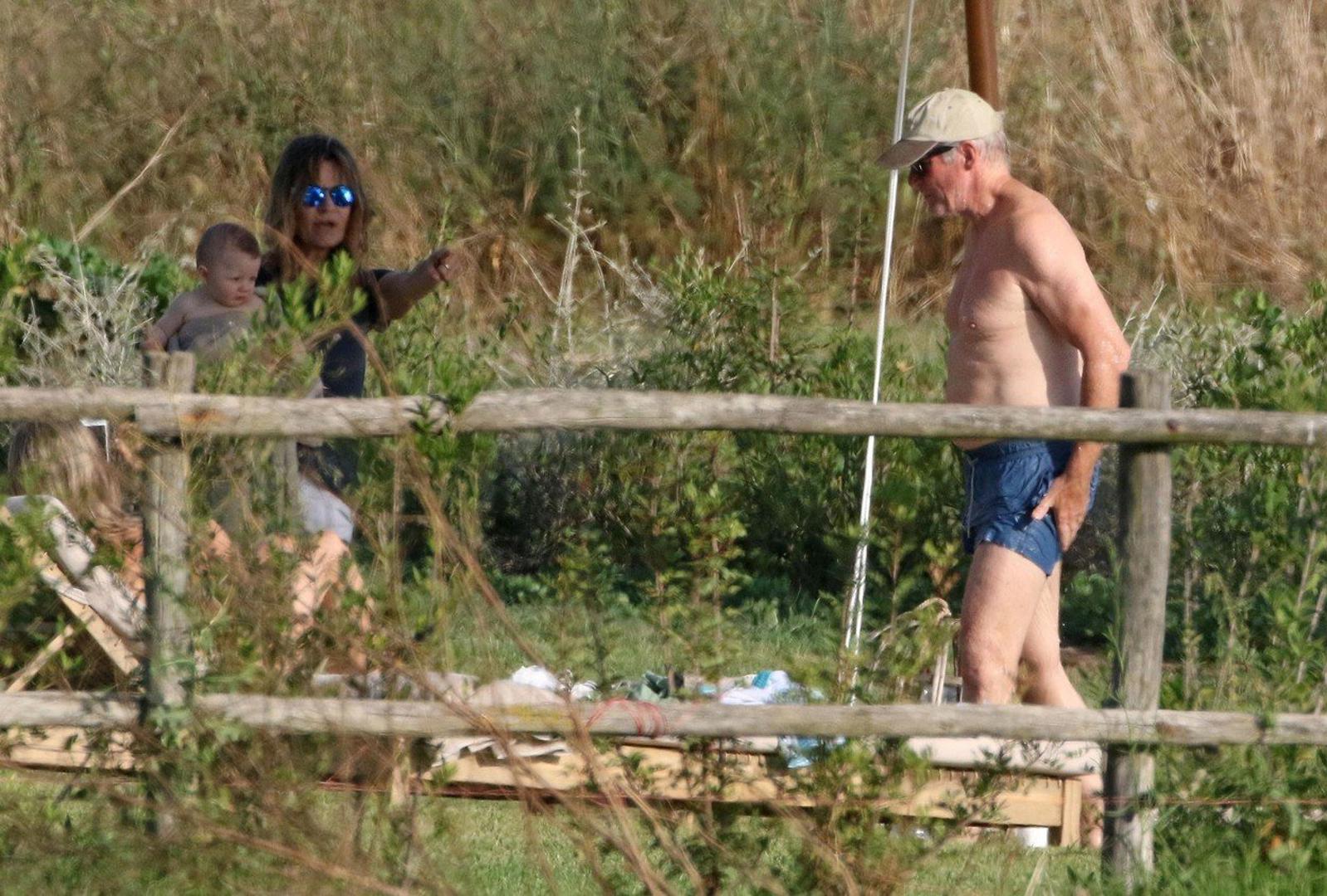 Glumac Richard Gere (71) i njegova 35 godina mlađa supruga Alejandra Silva očekuju drugo dijete. Objavili su kako uskoro ponovno postaju roditelji nakon što je ona u veljači rodila sina