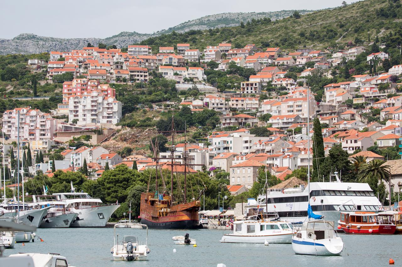 16.06.2016., Dubrovnik - Nuncijata je jedino gradsko naselje gradjeno s gornje strane magistrale. Pripada Gruzu, a trenutno broji oko 600 stanovnika. Naswelje je ime dobilo po maloj crkvici Gospe Nuncijate izgradene 1349. godine. Iako neplanski izgradena,
