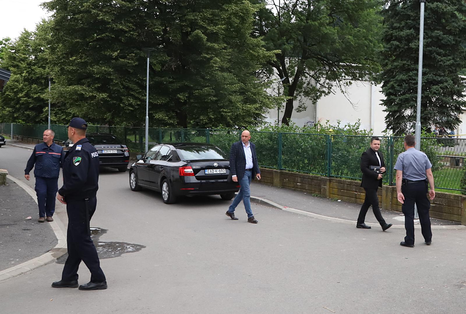 14.06.2023., Lukavac, Bosna i Hercegovina - Policijski ocevid u osnovnoj skoli "Lukavac Grad" gdje je u jutarnjim satima doslo do uporabe vatrenog oruzja pri cemu je jedna osoba ranjena i nalazi se u zivotnoj opasnosti. Photo: Stringer/PIXSELL