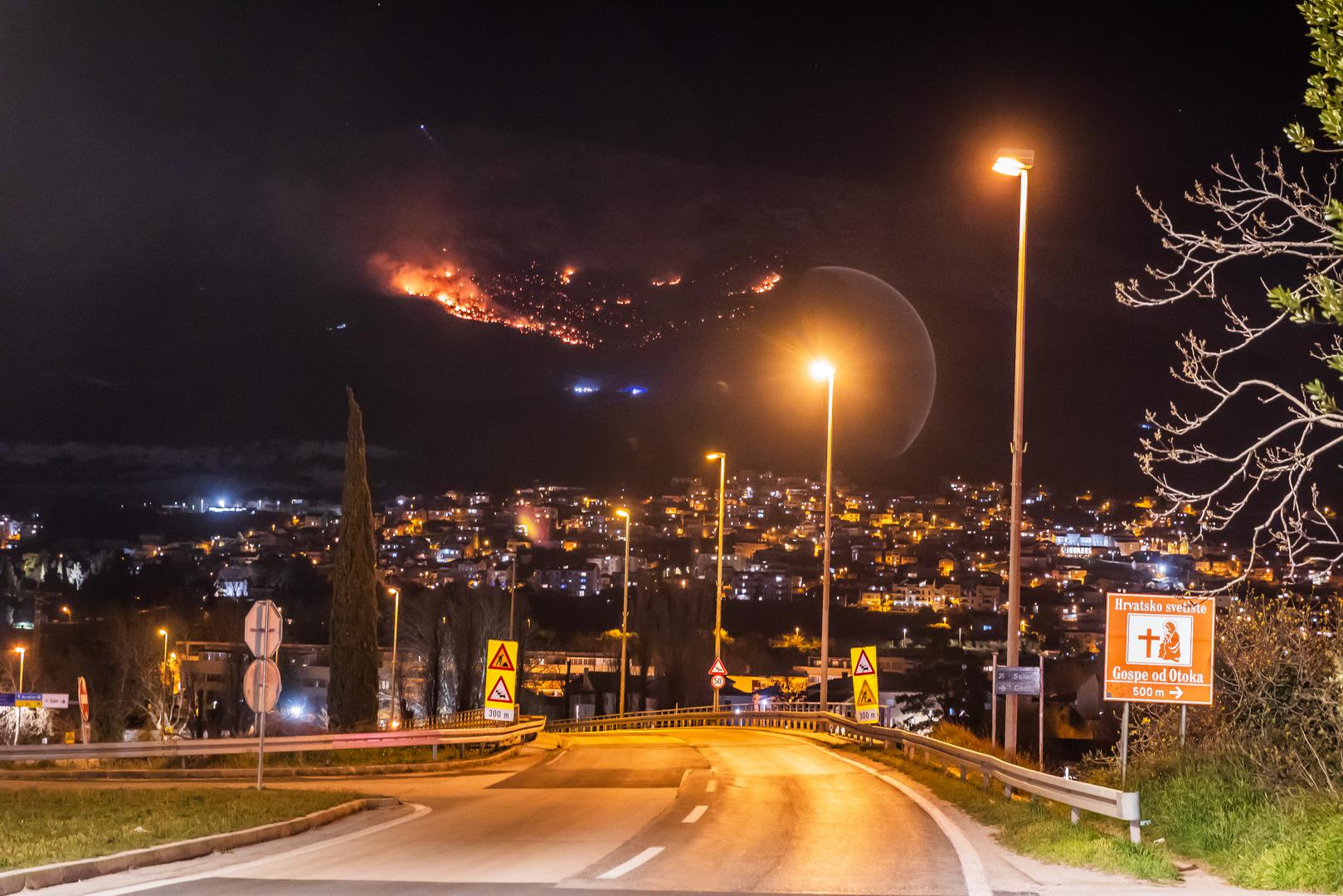 Požar otvorenog prostora izbio je sinoć na području Kozjaka iznad Solina, a dojava je zaprimljena u 19 sati i 7 minuta.
