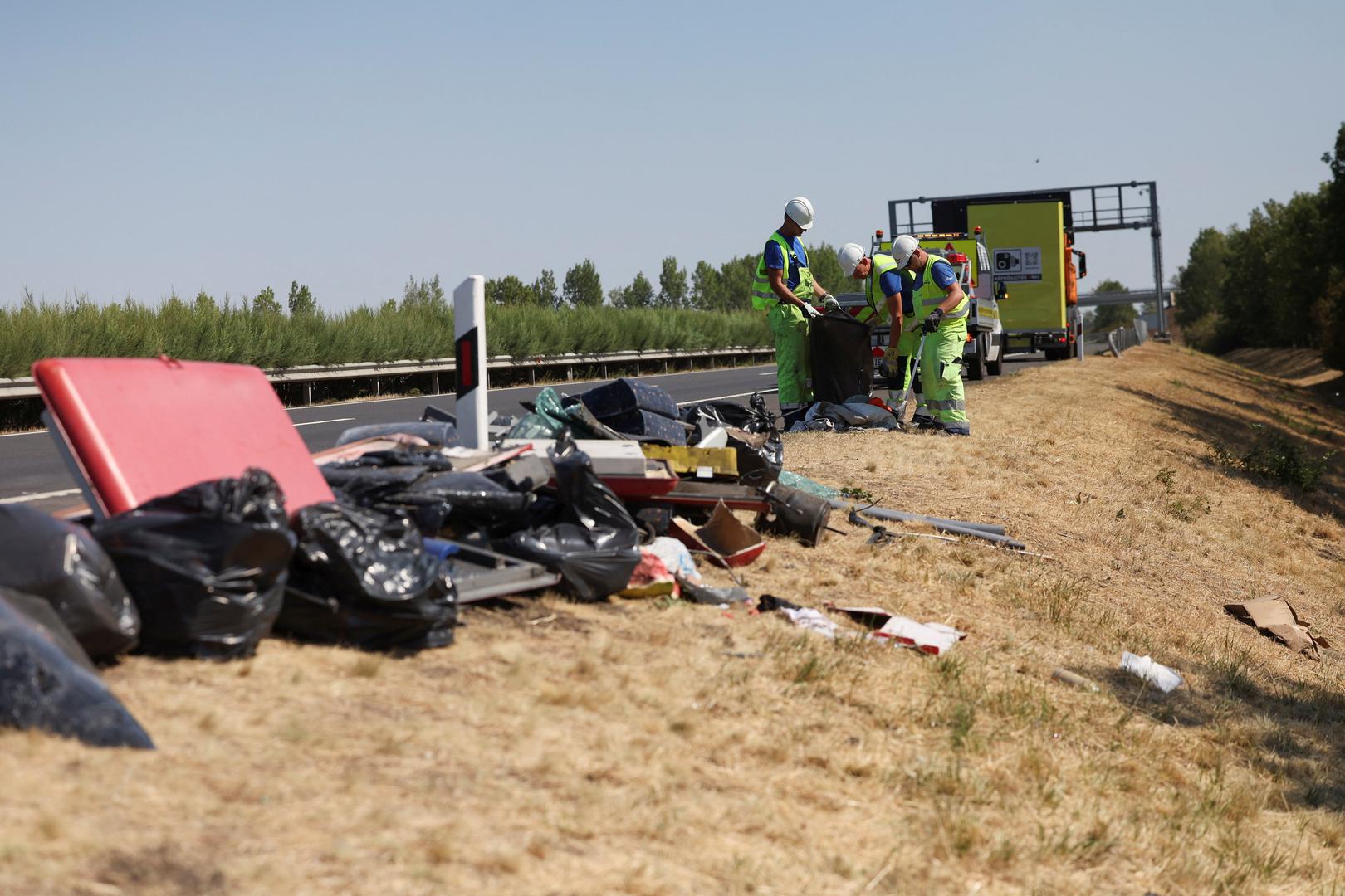 Mađarska služba za zaštitu i spašavanje objavila je oko 3 sata ujutro da su vatrogasci iz autobusa do tada izvukli 35 ljudi, dok je nekoliko putnika ostalo zarobljeno ispod vozila. U autobusu su se, prema ranijim informacijama, nalazila 57 putnika i dva vozača.