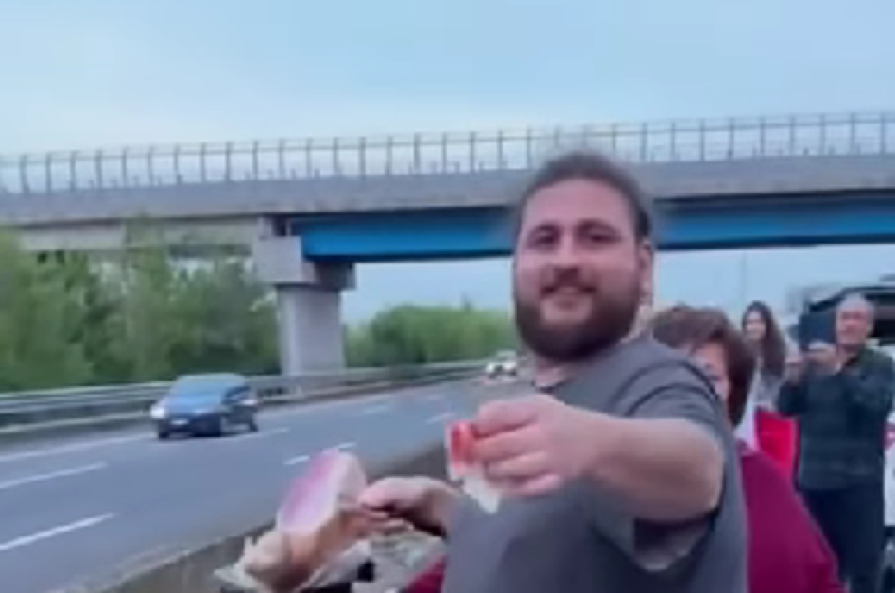 Rezao pršut na autocesti u Italiji