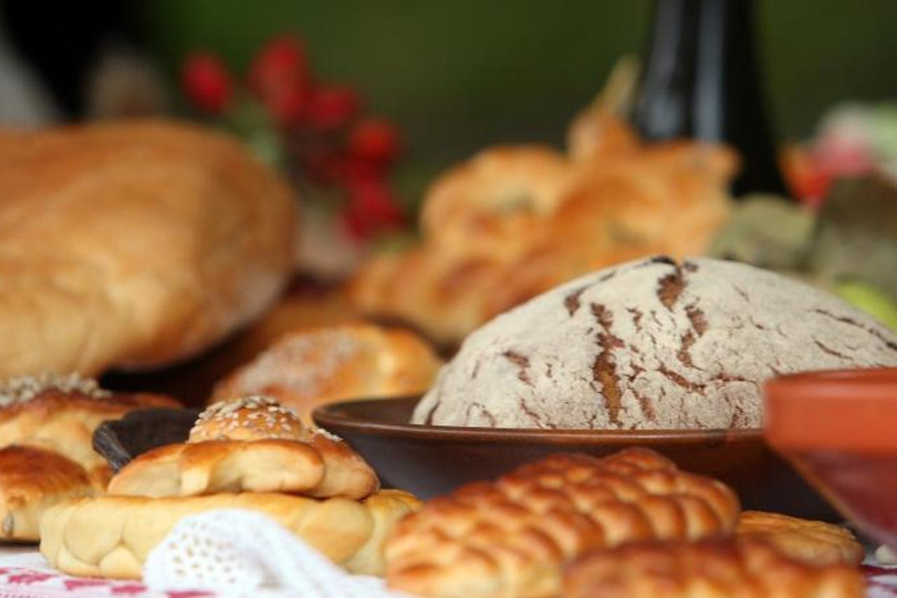 '29.09.2013., Zagreb - Ucenici i ucitelji zagrebackih osnovnih skola na standovima u Remetama povodom Dana kruha izlozili su kruh, kolace i peciva koje su znatizeljni posjetitelji, bez obzira na kisu,