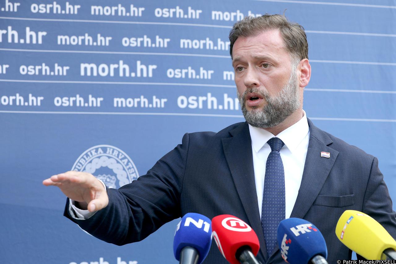 Zagreb: Ministar Banožić održao je konferenciju za medije nakon svečanosti uručenja rješenja kadetima