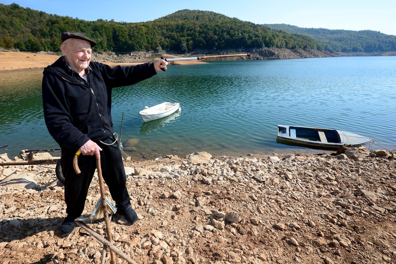 28.09.2016., Kosinj - Stanovnistvo Gornjeg Kosinja i niza okolnih zaselaka iseljeno je jer su objekti potopljeni zbog radova na projektu Senj-Kosinj, najvece investicije Hrvatske elektroprivrede, ali i jednog od najvaznijih ulaganja u Hrvatskoj opcenito. 