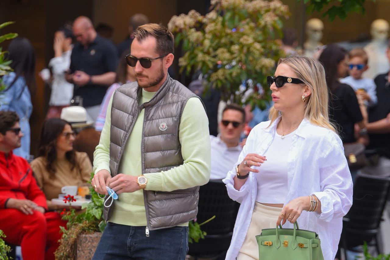 Zagreb: Izet Hajrović u društvu supruge Lejle prošetao Cvjetnim trgom