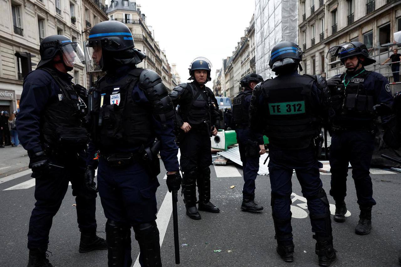 Nationwide day of strike and protests for wages and against requisitions at refineries in France