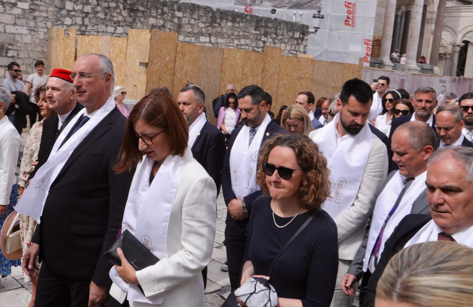 Upitana je li šteta što se prije više godina ukinula stoljetna tradicija da se nakon procesije po gradskim ulicama hodočasnici vrate u prvostolnicu na svetu misu, ministrica je odgovorila kako su joj to rekli Splićani, razumije razloge zašto je tomu tako jer se želi da bude što više ljudi na misi.