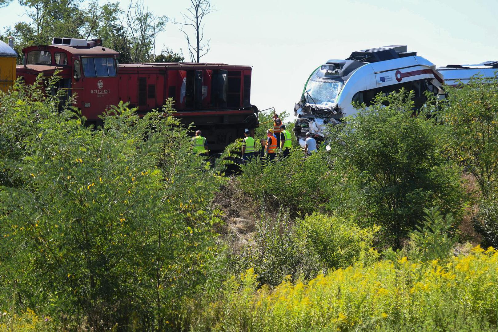 U sudaru putničkog i teretnog vlaka, koji se dogodio u subotu oko 10 sati na željezničkoj pruzi Sveti Ivan Žabno – Gradec, nedaleko od Škrinjara, ozlijeđeno je ukupno 25 osoba.
