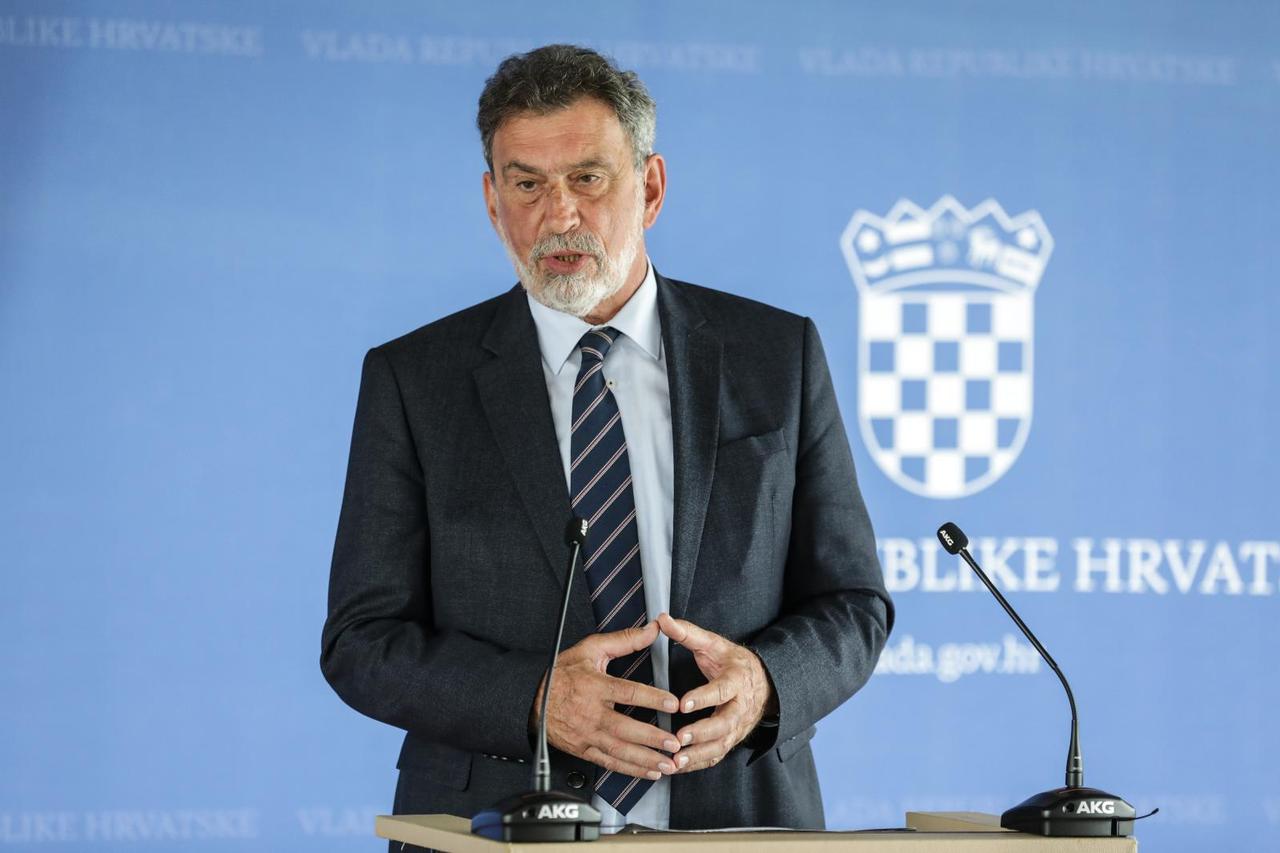 Radovan Fuchs: "Maske ostaju, učenici se mogu miješati, vraćaju se roditeljski sastanci..."