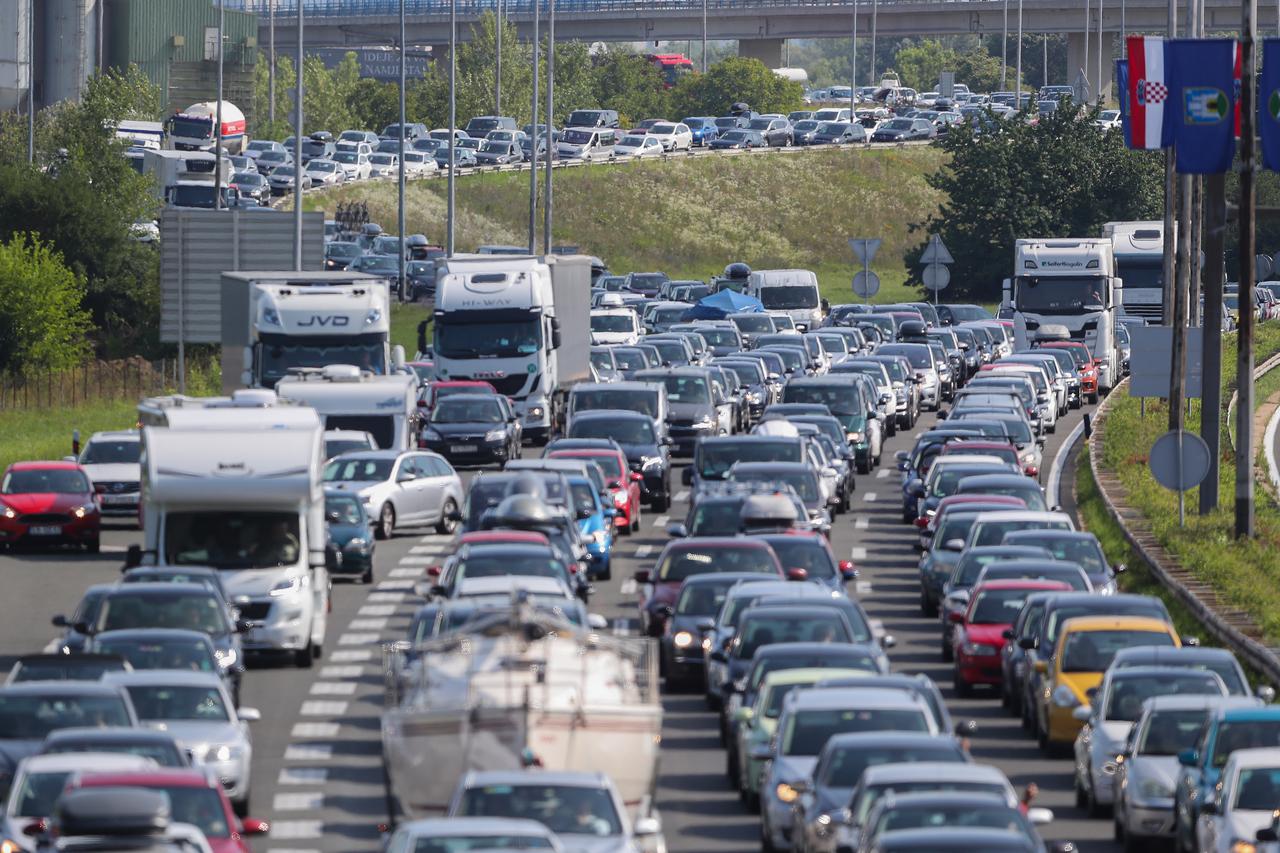 Zagreb: Kod naplatne postaje Lučko kolona vozila je dugačka oko 4 kilometra