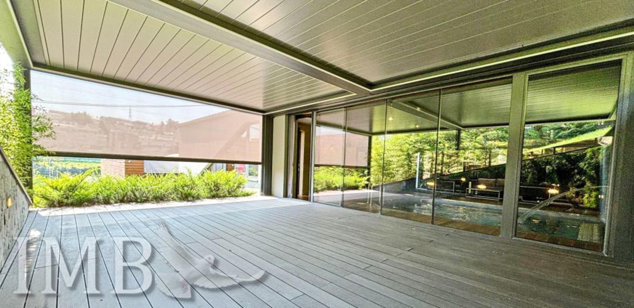 U prizemlju se nalazi dnevni boravak otvorenog koncepta s kuhinjom i blagovaonicom, dok se na katovima nalaze četiri spavaće sobe, više kupaonica te wellness zona s bazenom i saunom. 