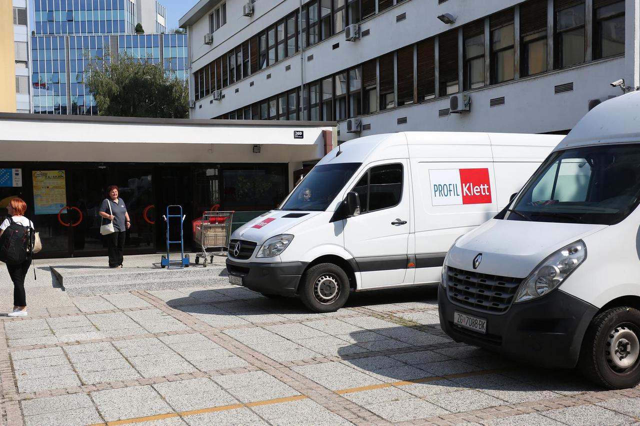 Zagreb: Isporuka udžbenika u Prirodoslovnoj školi Vladimira Preloga