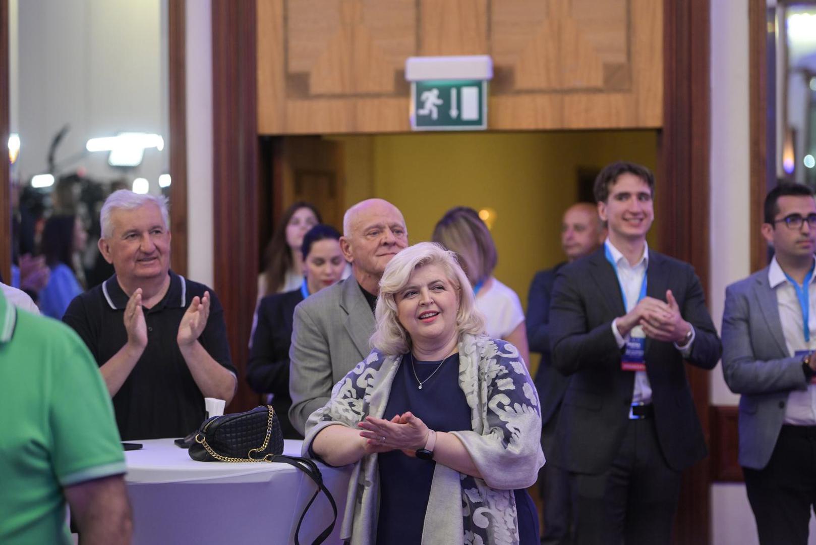  Iz prostorije pored u kojoj je vrh stranke izašao je i premijer Plenković koji je bez komentara, ali uz osmijeh pratio izlazne ankete koje donose prilično povoljan rezultat HDZ-u