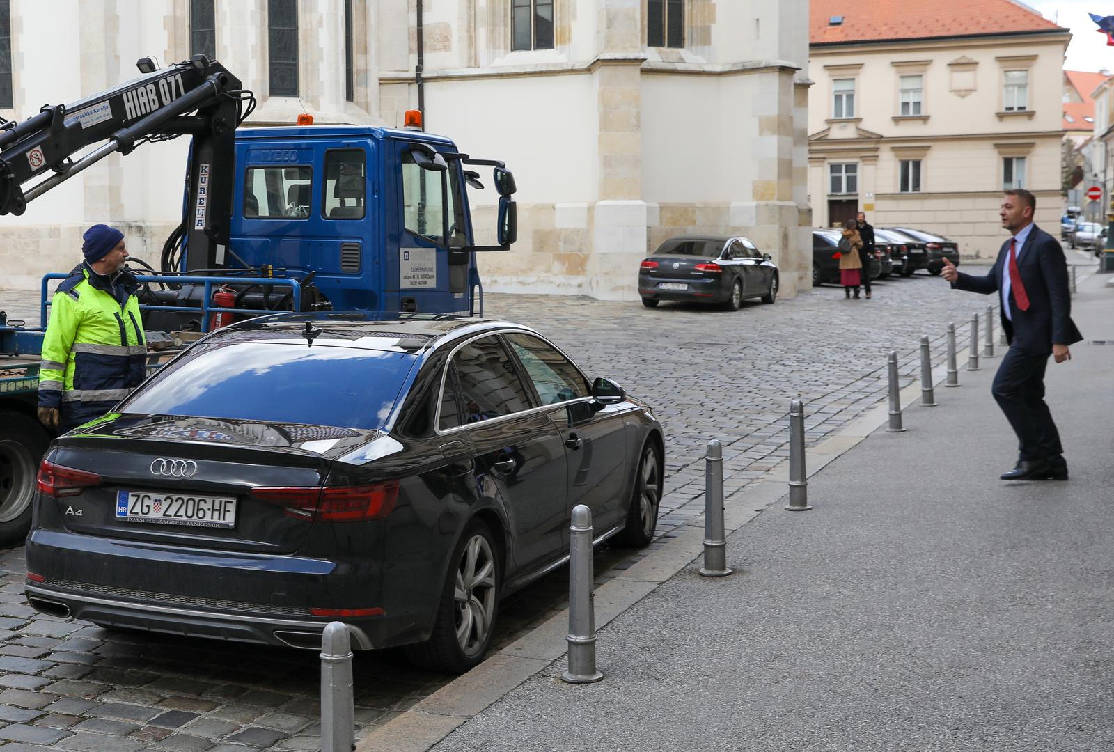 Automobil je bio parkiran točno ispred ulaza u Sabor, a Beljak je izašao iz zgrade kako bi zaustavio dizanje automobila.