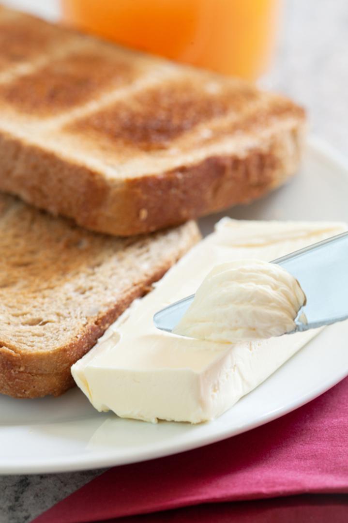 Topli tost i maslac ili neki drugi namaz mnogima je omiljeni zalogajčić. Ako ste mislili da je samo stvar ukusa u tostiranom kruhu, znajte da ima i svoje prednosti kada je riječ o zdravlju. Evo koje...