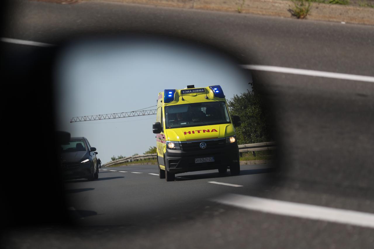Hitna pomoć juri cestom