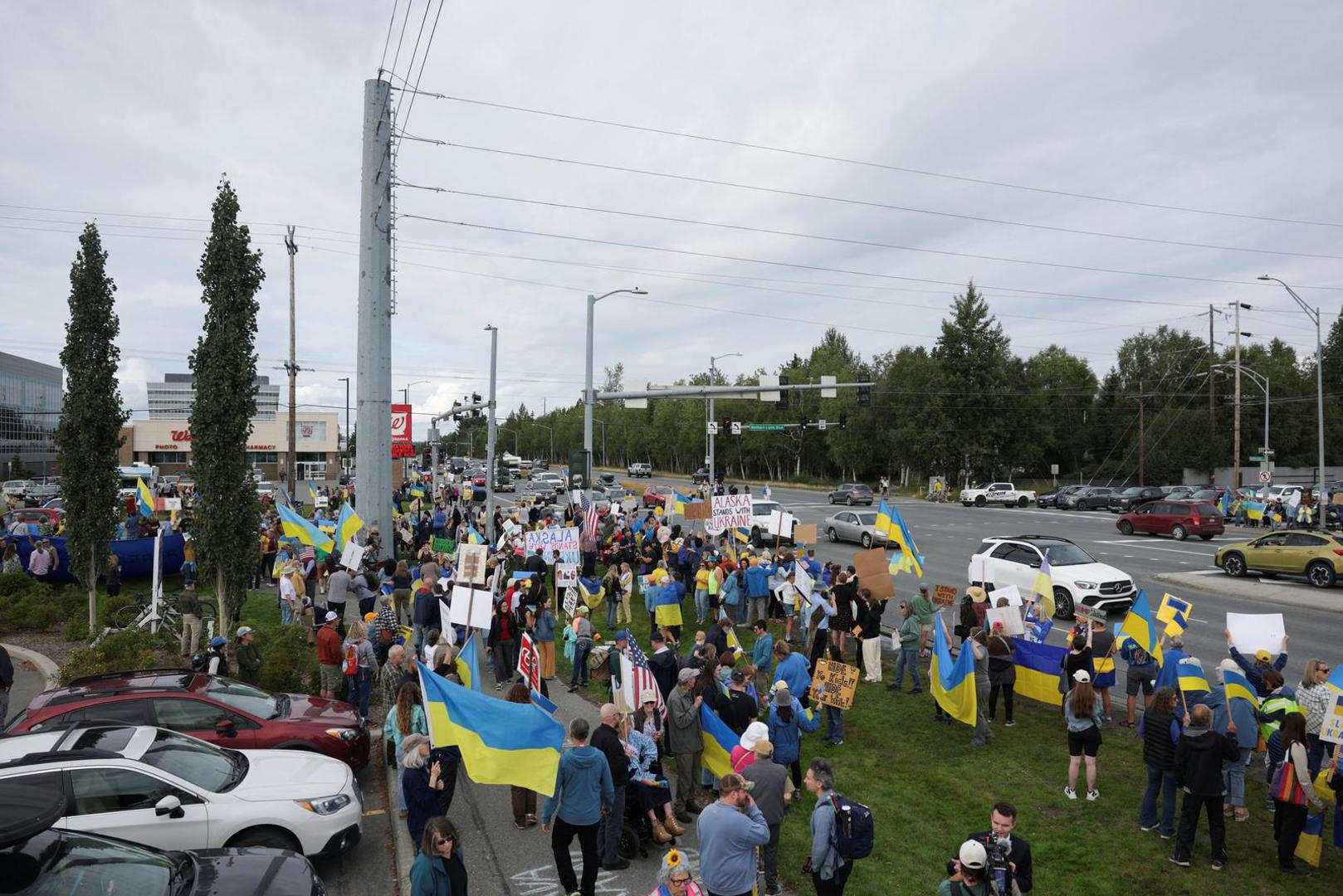 Pro-Ukraine supporters take part in the "Alaska Stands with Ukraine" rally near Seward Highway in Anchorage, Alaska, U.S., August 14, 2025. REUTERS/Jeenah Moon Photo: JEENAH MOON/REUTERS