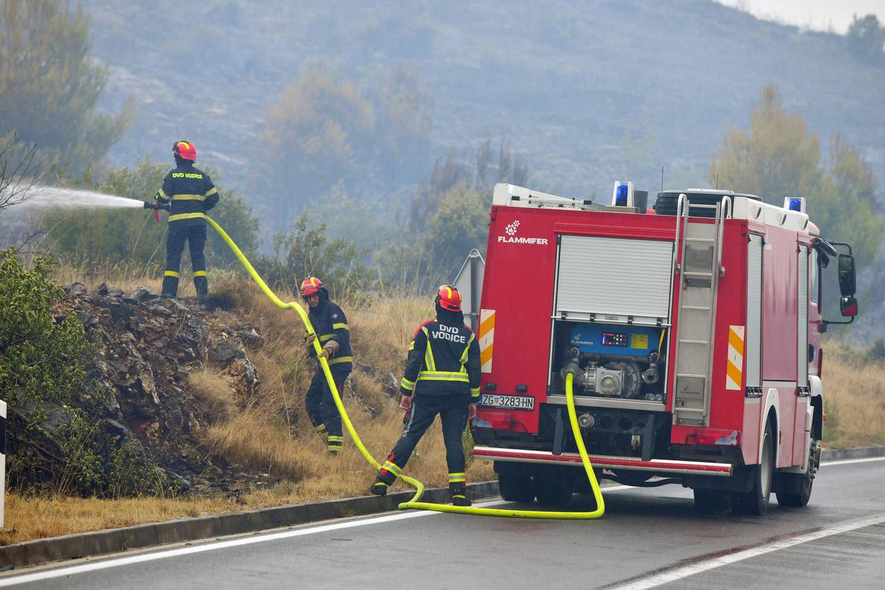 Veliki požar kod Jasenova vatrogasci stavili pod kontrolu