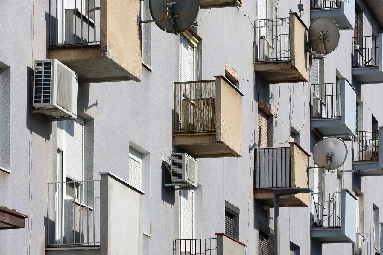 Zagreb: Vidljive klime i satelitske antene na pročeljima zgrada