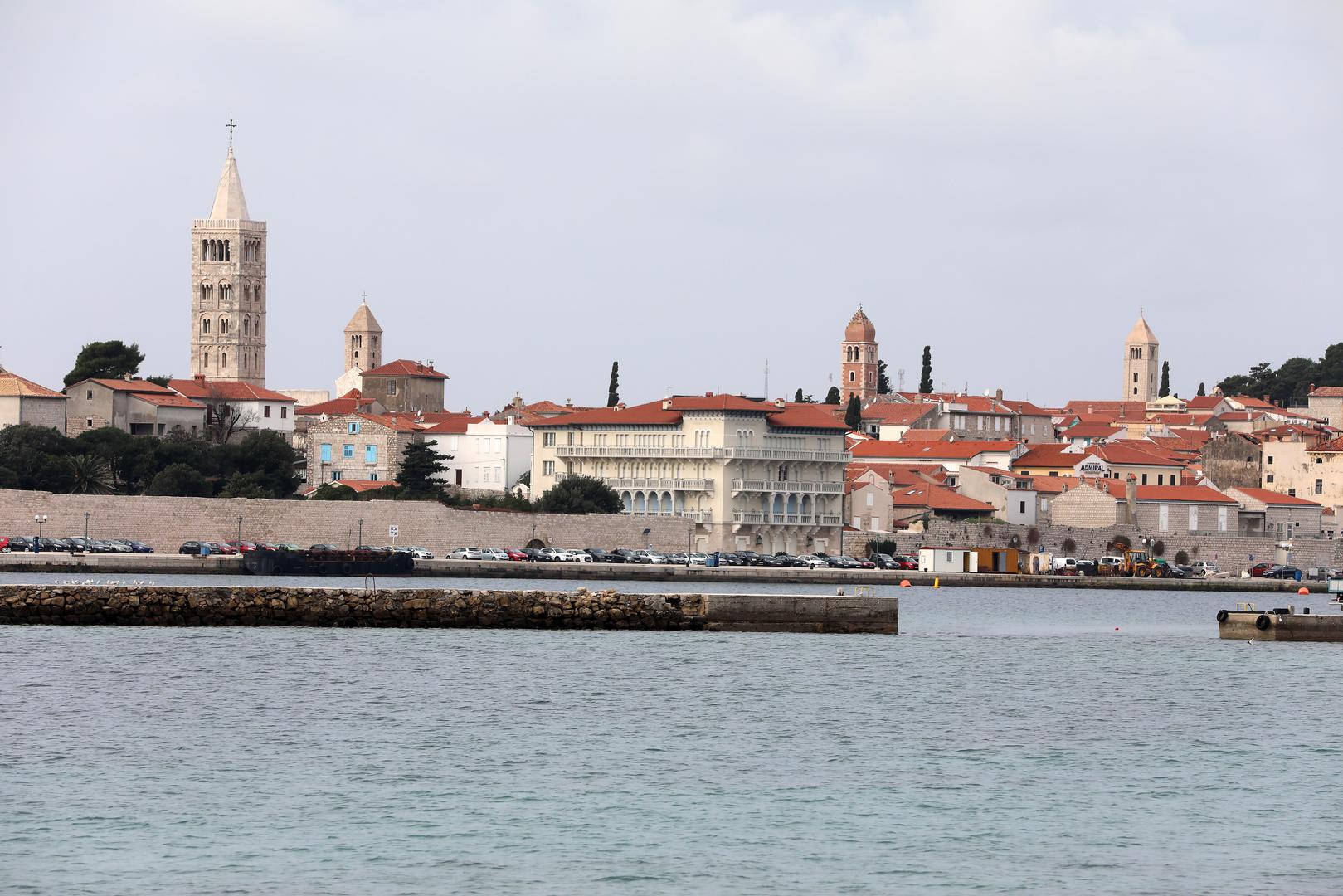 Peti na popisu je Rab, poznat po srednjovjekovnoj gradskoj jezgri, karakterističnim zvonicima, borovim šumama i pješčanim plažama. Njemački portal posebno ističe mogućnost istraživanja otoka biciklom. Rab ima više od 100 kilometara biciklističkih i pješačkih staza, pa automobil nije nužan za upoznavanje njegovih brojnih prirodnih i povijesnih lokacija. U starom gradu Rabu vrijedi prošetati kamenim ulicama i razgledati njegove prepoznatljive zvonike, dok se izvan grada otvaraju brojne mogućnosti za istraživanje uvala i mediteranskog krajolika.