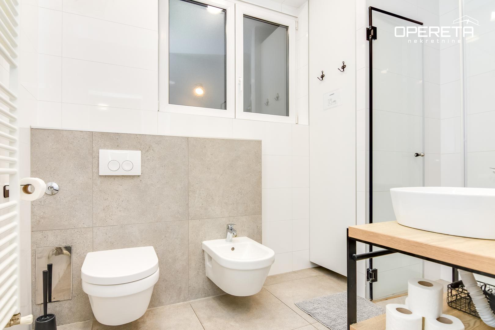 Dokumentacija je uredna, a stan se prodaje namješten, kako je prikazano na fotografijama.