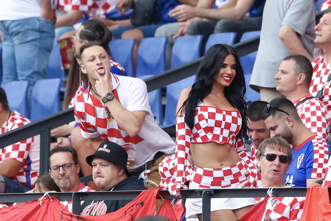 Zagreb: Gordan Jandroković sa suprugom stigao na glasovanje za EU parlament