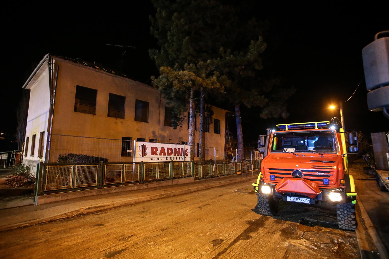 Vatra je zahvatila i dio kuhinje, ali srećom, zbog brze reakcije vatrogasaca, navodno je nagorio tek dio starih predmeta u OŠ Vidovec. 