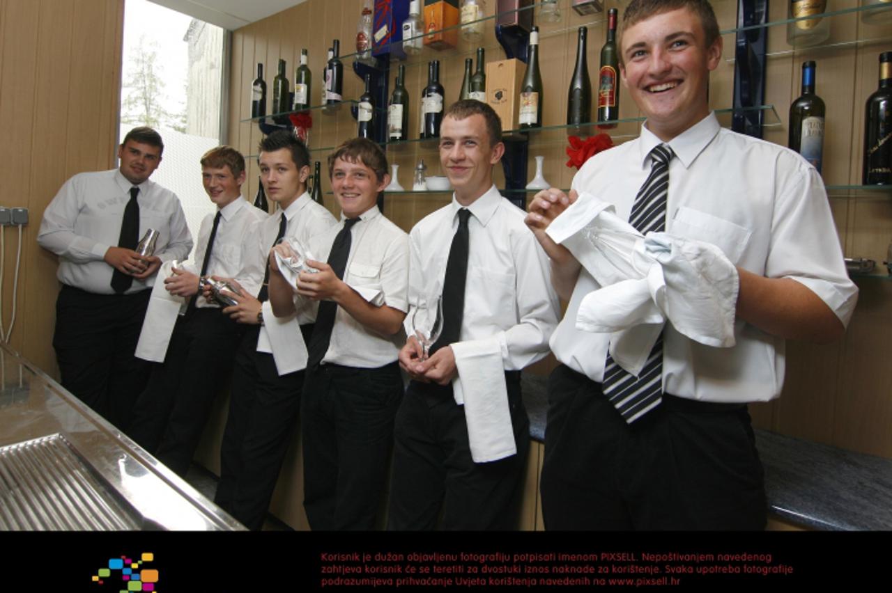 '04.06.2010., Koprivnica - Ucenici Srednje skole Koprivnica koji se skoluju za konobare stjecat ce prakticna znanja u Madjarskoj.  Photo: Marijan Susenj/PIXSELL'