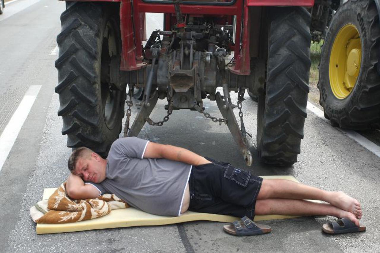 seljaci,traktori (1)