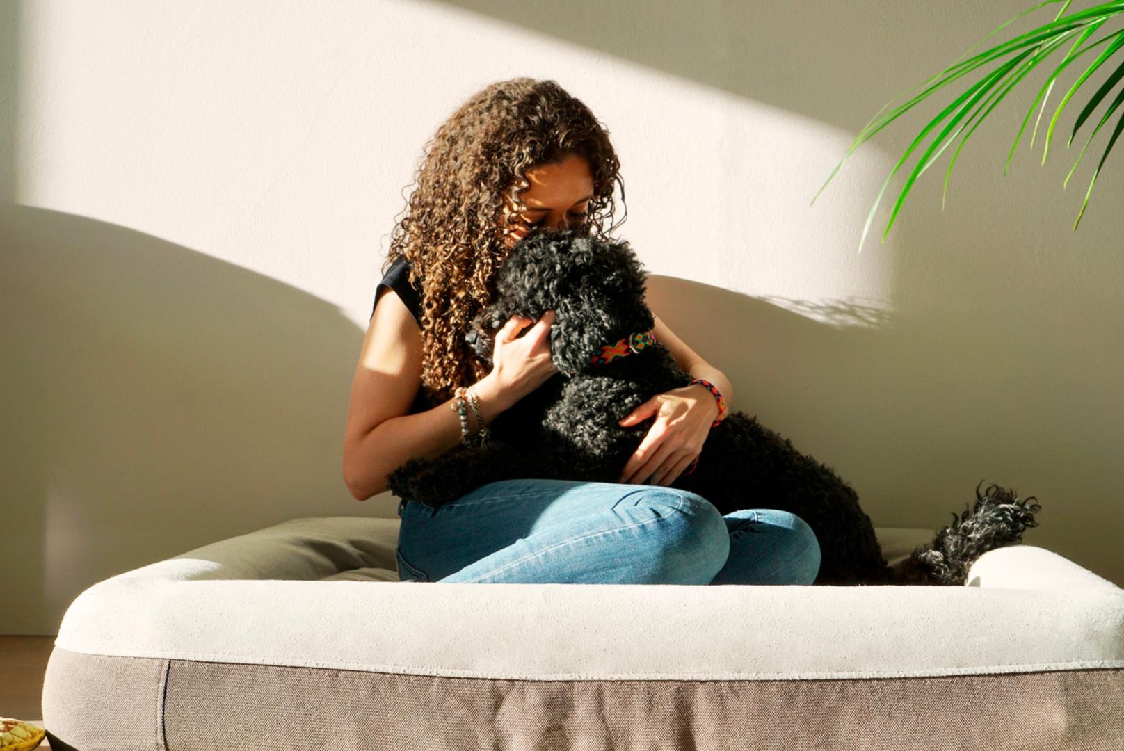 Vaš novi četveronožni prijatelj može unijeti obilje radosti u vaš dom, ali sa sobom nosi i poprilične troškove. Hrana, cijepljenja, igračke i nezaobilazni veterinarski računi brzo se zbrajaju, često ostavljajući ozbiljan trag na budžetu, prenosi Mirror. 