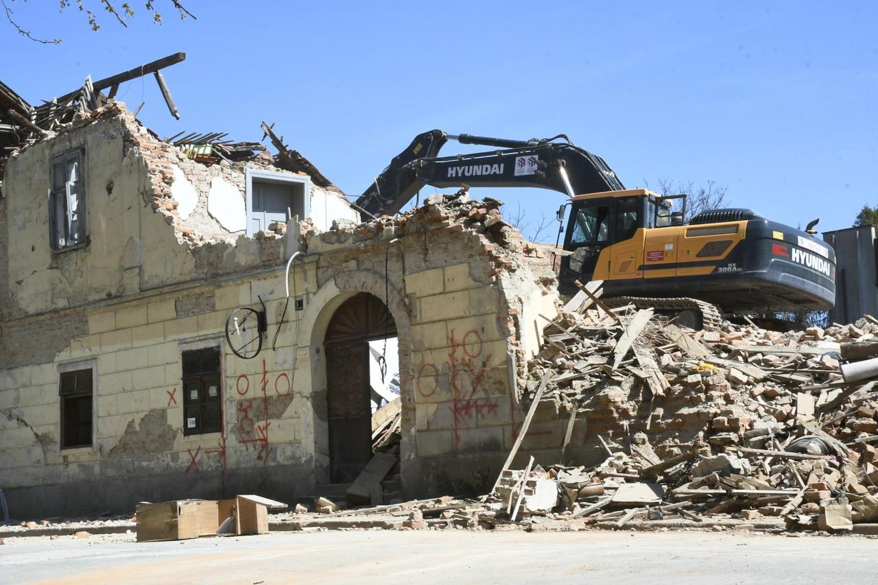 U Petrinji se nastavlja rušenje kuća uništenih u potresu