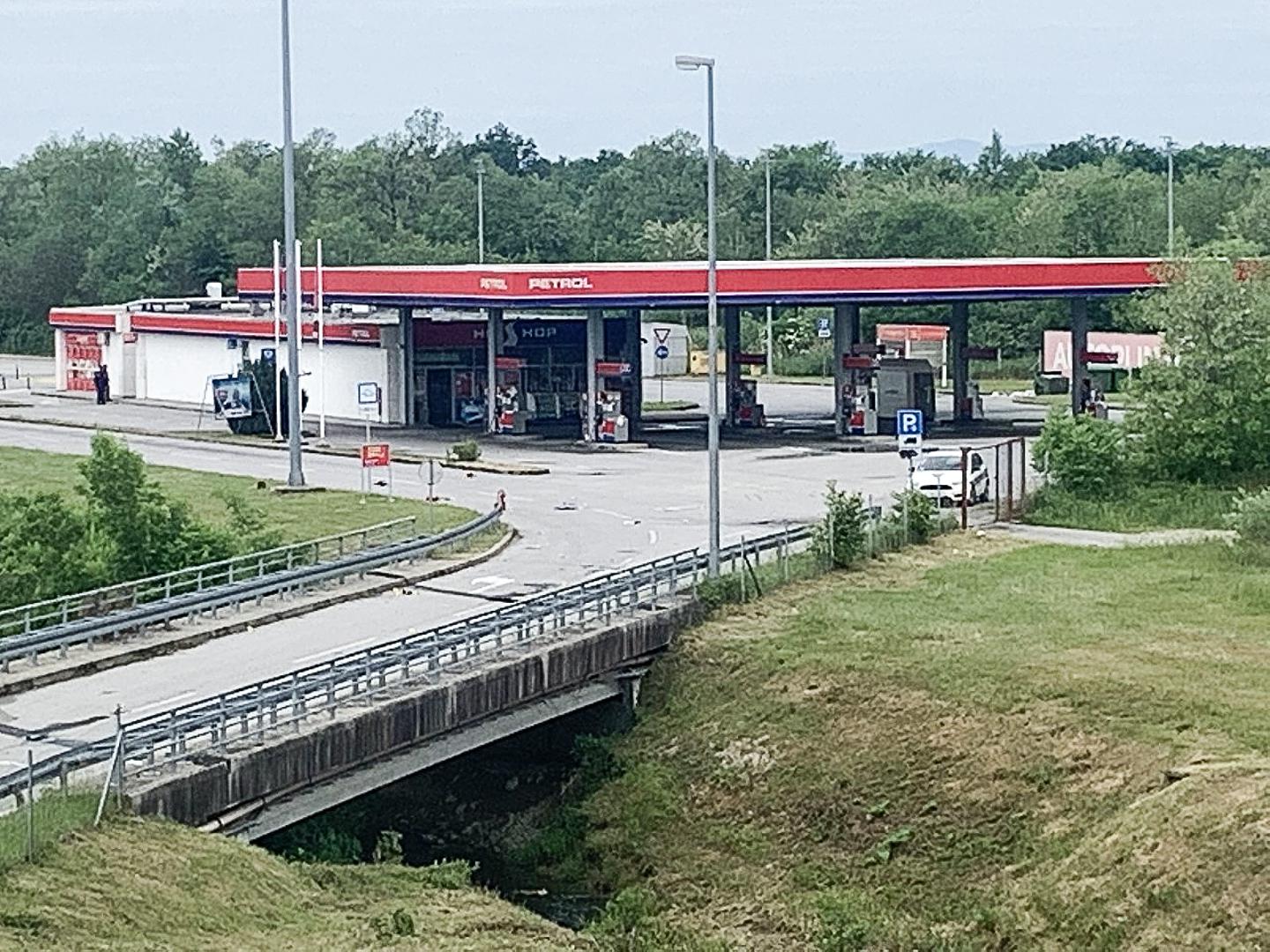 21.05.2022., Zagreb -Ekskluzivne fotografije tucnjave izmedju Torcide i policije.  U subotu u 21.35 sati na autocesti A1 kod odmorista Desinec navijaci Hajduka napali su policajce koji su ih organizirano pratili s utakmice u Zagrebu. Odbijajuci napad policija je uzvratila vatrenim oruzjem kojim su ranjena dvojica napadaca, a u napadu je ozlijedjeno desetak policajaca. Photo: Pixsell/PIXSELL