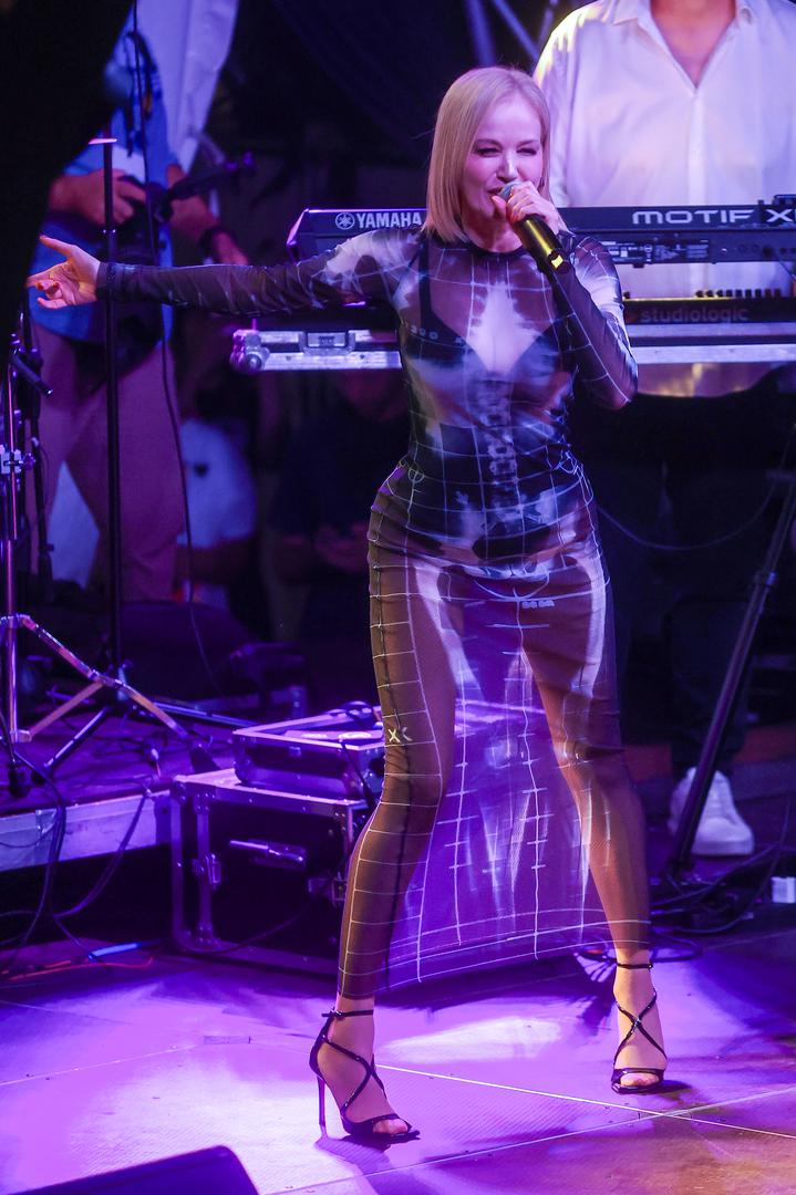 Nosila je prozirnu haljinu ispod koje je imala bodi.