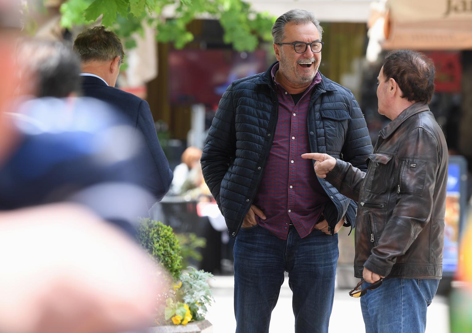 Nešto više temperature izmamile su mnoge u šetnju, pa je tako u središtu grada fotograf Pixsella zapazio veselo nogometno društvo