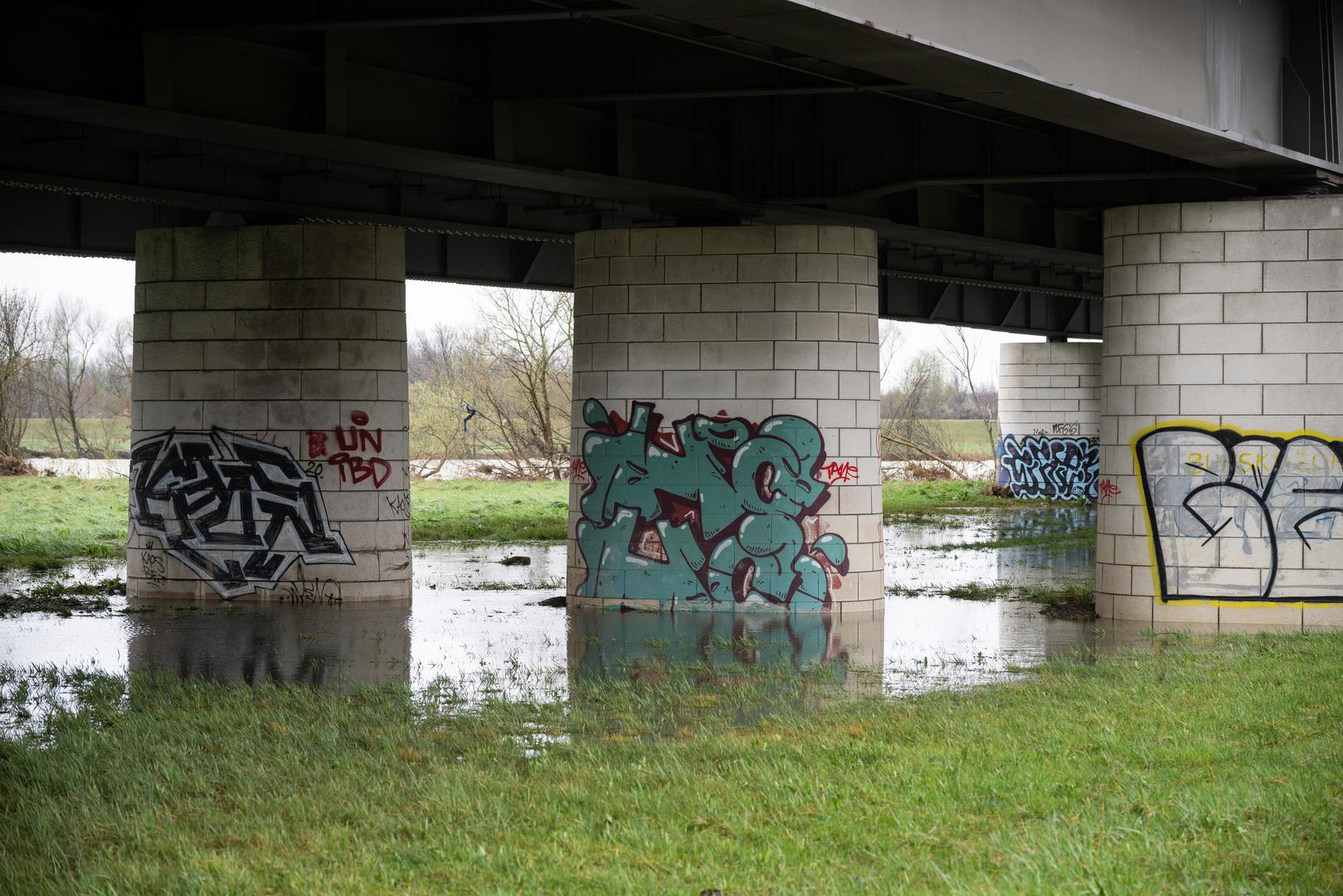 "Vodostaji Save u Zagrebu su već opali za pola metra s tendencijom daljnjeg opadanja, naravno nizvodno na području Rugvice, Dubrovčaka i Siska još će rasti u idućim satima, odnosno u iduća 24 sata, ali ne očekujemo nikakve veće probleme što se tiče rijeke Save", rekao je Novosel.