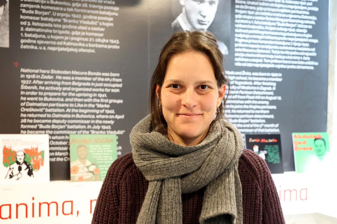 Šibenik: U organizaciji Sindikata novinara Hrvatske i Kulturne udruge Fotopoetika otvorena je izložba ilustracija 16 autora „Učinili smo što smo mogli, zapamtite nas“ 