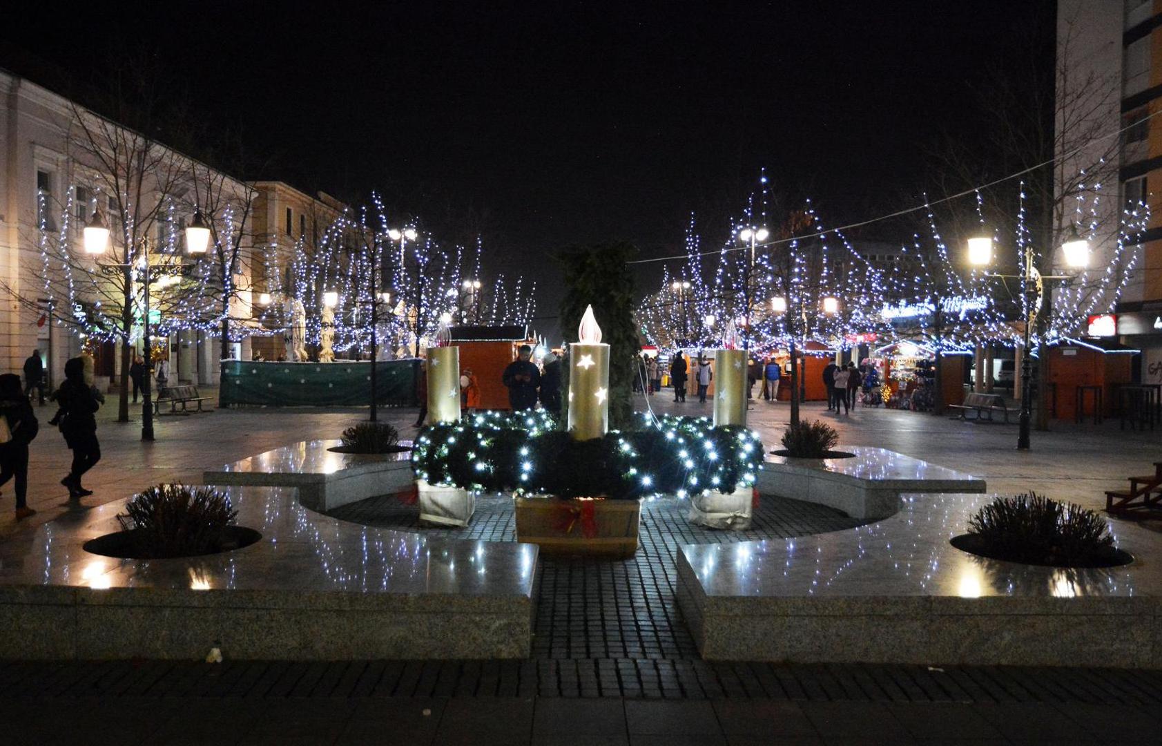 Paljenjem prve velike adventske svijeće na Korzu počeo Advent u Slavonskom Brodu