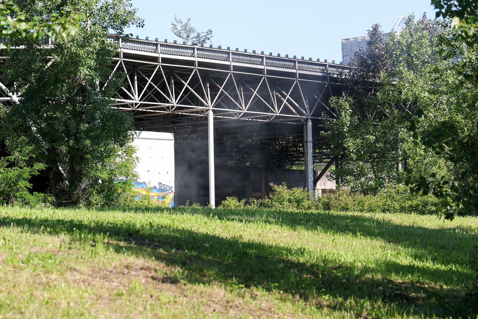 – S obzirom na ekstremne temperature u jednom trenutku bili smo prisiljeni na povlačenje, odnosno aktivnu obranu izvana. Vjerujemo da će intervencija trajati tijekom cijele noći, kao i tijekom sutrašnjeg dana – kazao je sinoć Siniša Jembrih, zapovjednik Javne vatrogasne postrojbe Grada Zagreba.

