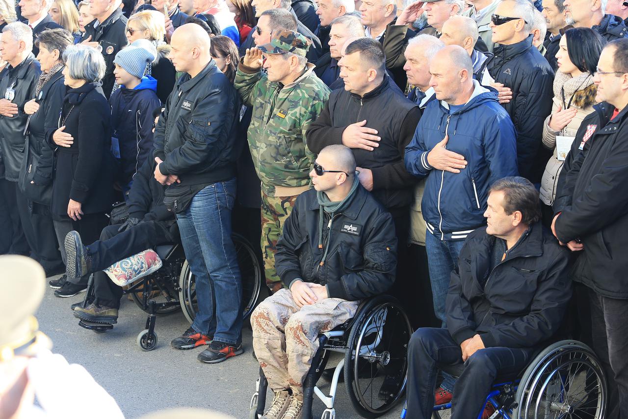 18.11.2016., Vukovar - Dan sjecanja na zrtvu Vukovara 1991.-2016. Prigodni program poceo je okupljanjem u dvoristu Opce zupanijske bolnice Vukovar i bolnice hrvatskih veterana te Putem sjecanja i svjetlosti. Na Kriznom putu - Koloni sjecanja sudjelovali s