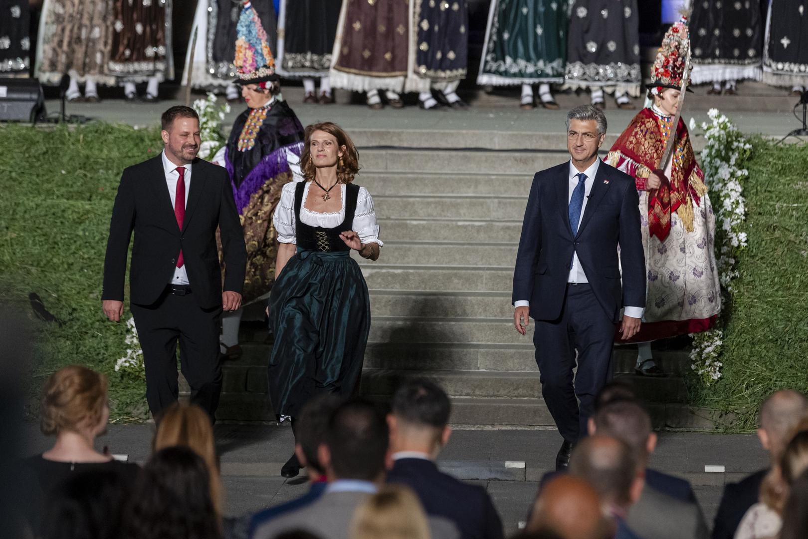 Prigodne riječi u ime Austrije, zemlje partnera Vezova, uputila je veleposlanica Yvonne Tončić-Sorinj, zahvalivši Gradu Đakovu i Vezovima što Austrija u Đakovu može pokazati svoju tradiciju i običaje.

