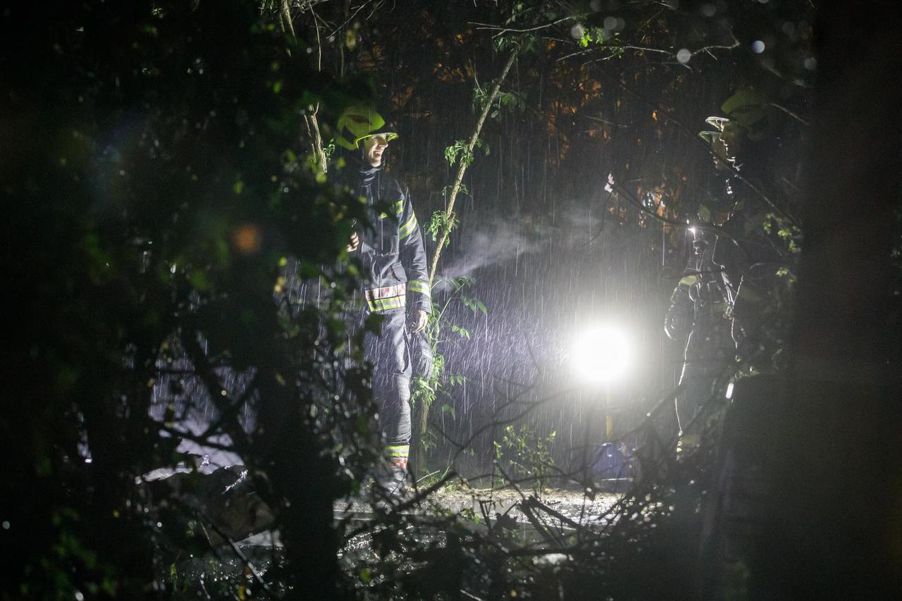 Zagreb: Vatrogasci gase požar koji je izbio na baraki u naselju Srednjaci