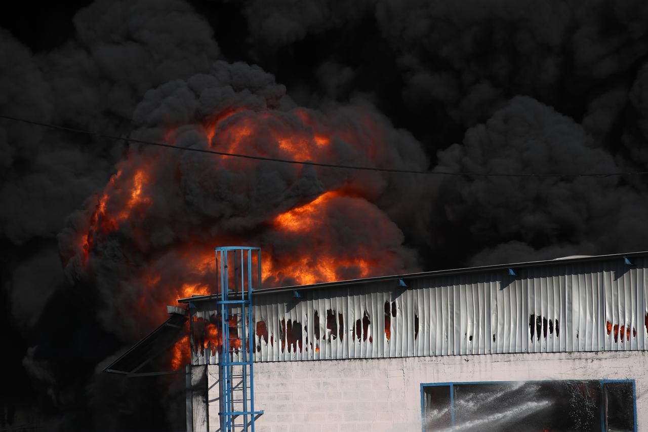 Sveta Nedelja: Požar u skladištu guma, hitne službe su na terenu