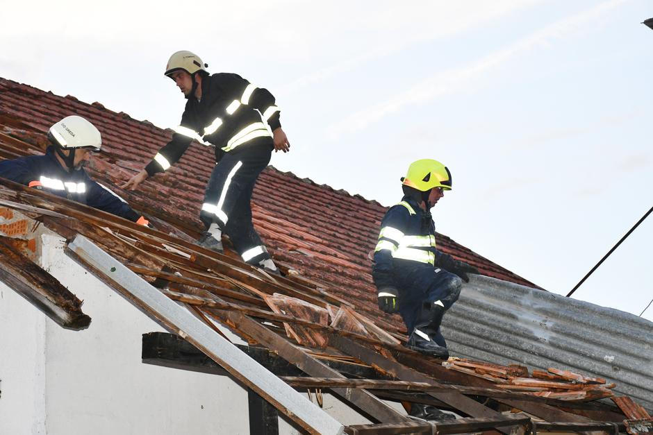 Nevrijeme praćeno  jakim vjetrom zahvatilo Sela, intervenirali vatrogasci