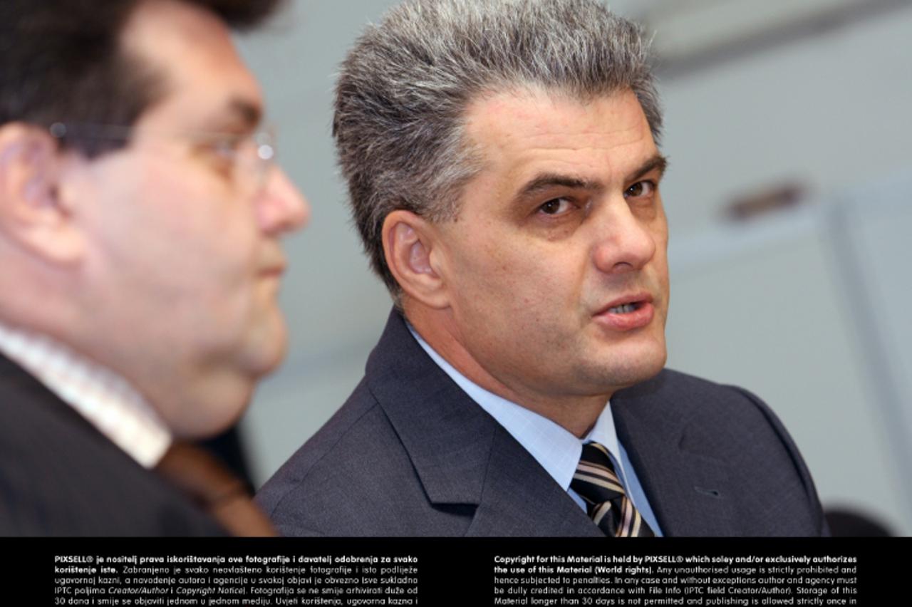 '09.11.2008., Zagreb - Okrugli stol o nekretninama, Centar nekretnina. Drazen Nikolic, predsjednik Uprave Raiffeisen Consultinga, Gojko Bezovan profesor na Pravnom fakultetu. Photo: Tatjana Tadic/Posl