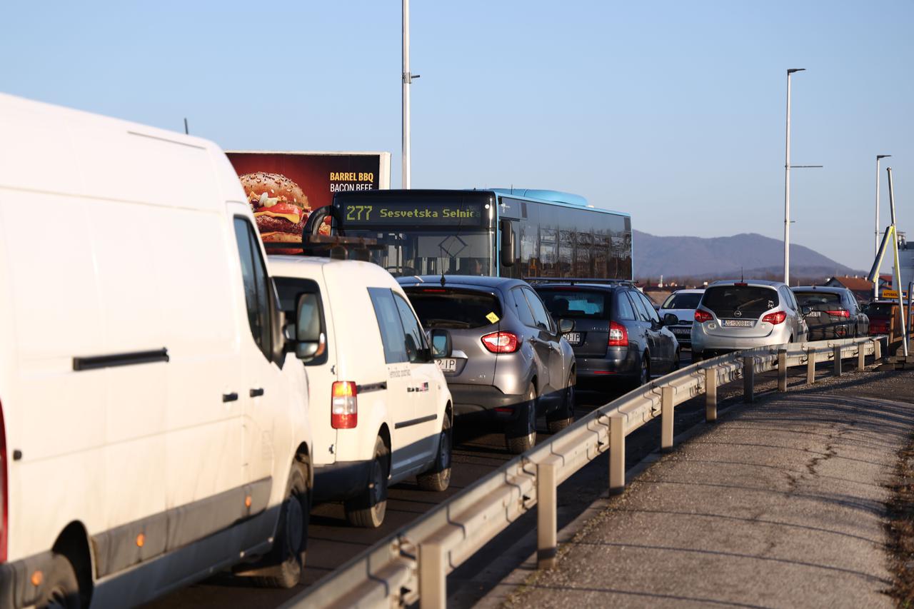 Zagreb: Gužve na nadvožnjaku u Sesvetama