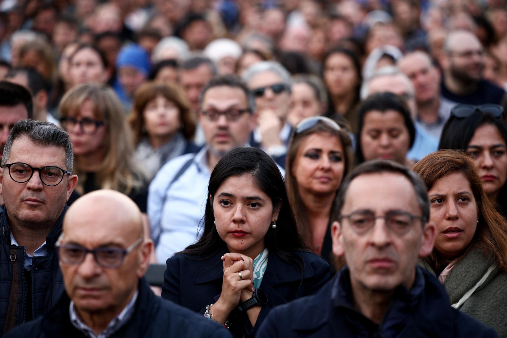 Faithful attend a rosary for Pope Francis, following the death of the pontiff, in St. Peter's square, at the Vatican, April 21, 2025. REUTERS/Guglielmo Mangiapane Photo: GUGLIELMO MANGIAPANE/REUTERS