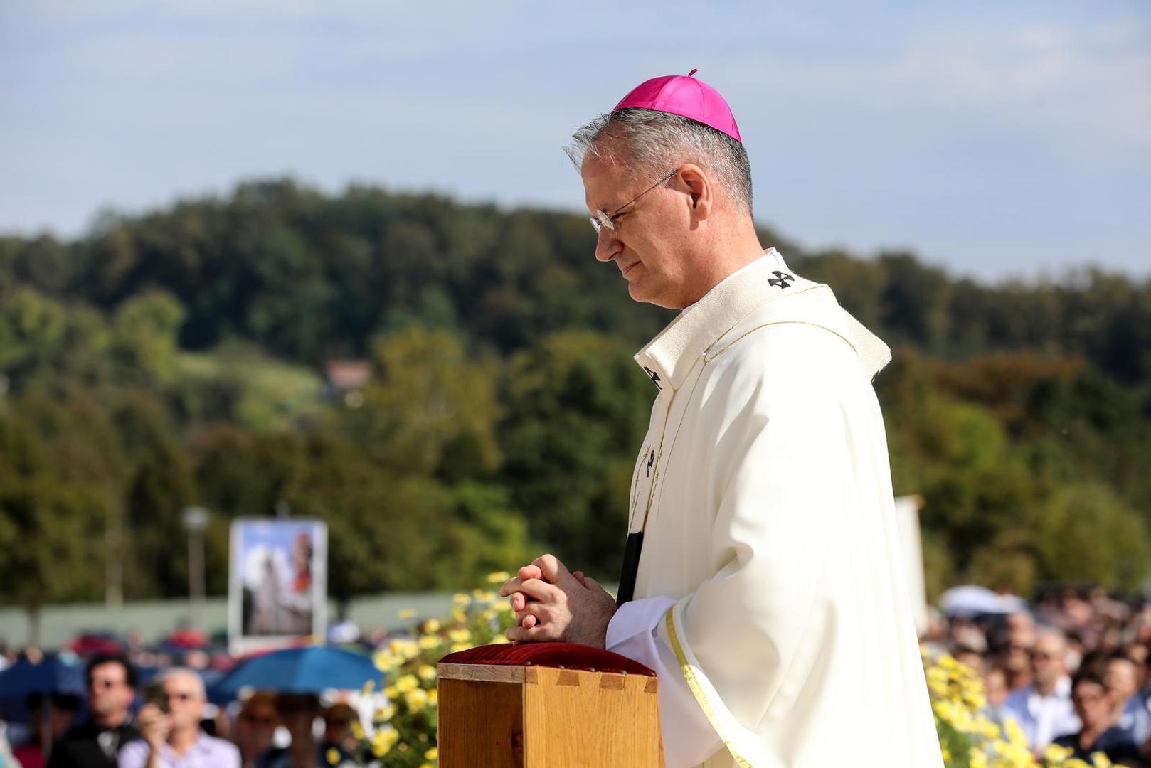 30.09.2023.,Marija Bistrica, u nacionalnom svetistu Majke Bozje Bistricke u Mariji Bistrici iz zraka  se kao zavjet Majci Bozjoj i znak zahvale za Stepincevu beatifikaciju s neba prosute latice od 10 000 ruza na prostor crkve na otvorenom. Na samom pocetku svete mise apostolski nuncij u RH nadbiskup Giorgio Lingua predao je Palij liturgijski znak sto ga nose nadbiskupi novom nadbiskupu zagrebackom Drazenu Kutlesi.    Photo: Robert Anic/PIXSELL