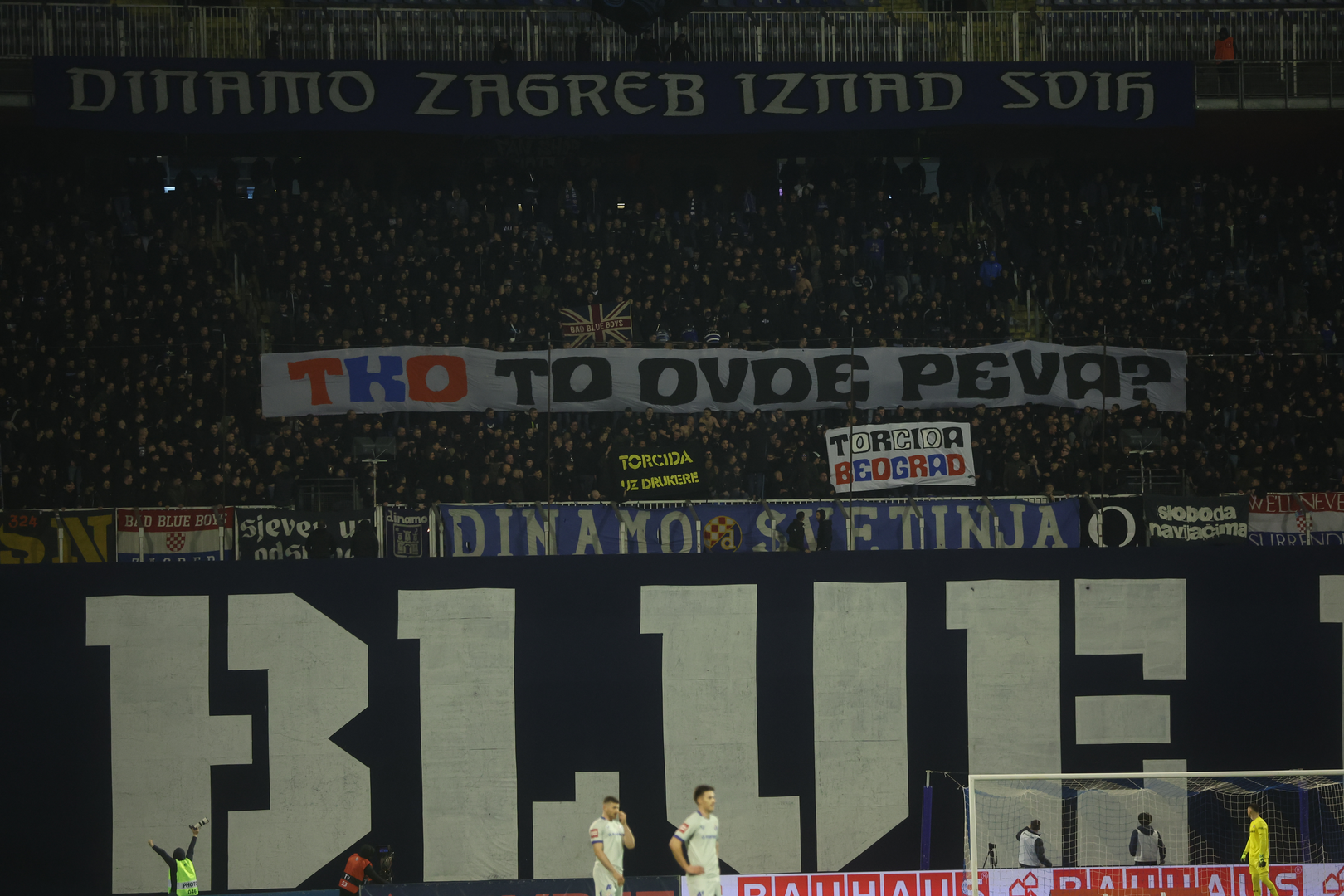 Podsjetimo, Torcida je nedavno optužila navijače Crvene Zvezde Delije za suradnju s policijom (tzv. drukanje) nakon njihovog sukoba u Tuzli. Torcidaši su tako podigli transparent s natpisom "Tko to tamo pjeva?" kao provokaciju Delijama.