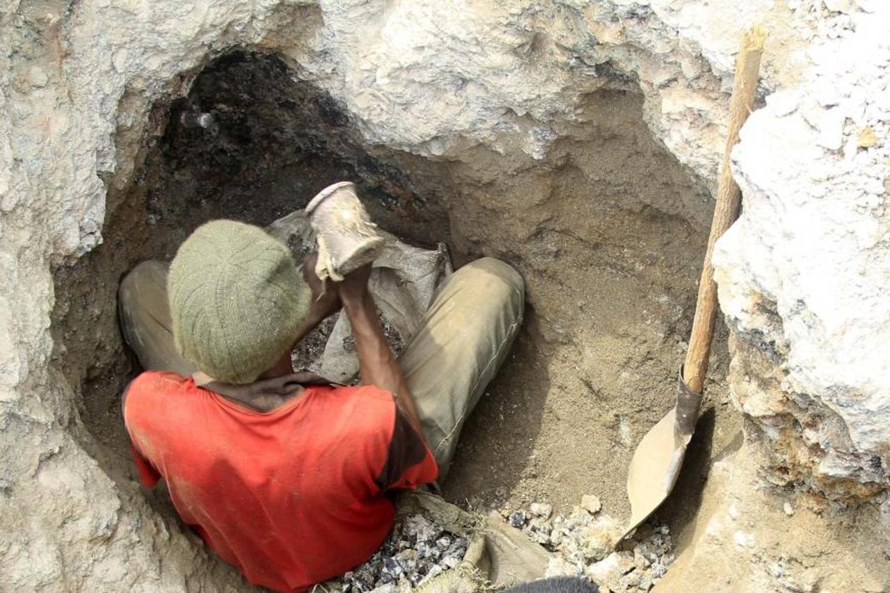 FILE PHOTO: Artisanal miners work at a cobalt mine-pit in Tulwizembe, Katanga province, Democratic Republic of Congo